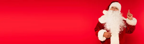 Санта Клаус Костюмах Очках Идеей Красном Фоне Копировальным Пространством Баннером — стоковое фото