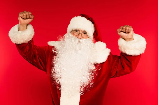 Podekscytowany Święty Mikołaj Kostiumie Kapeluszu Pokazując Tak Gest Czerwonym Tle — Zdjęcie stockowe