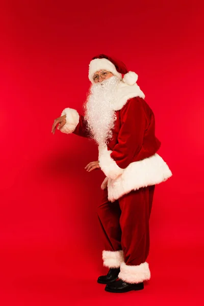Plná Délka Vousatý Santa Claus Tanec Při Pohledu Kameru Červeném — Stock fotografie