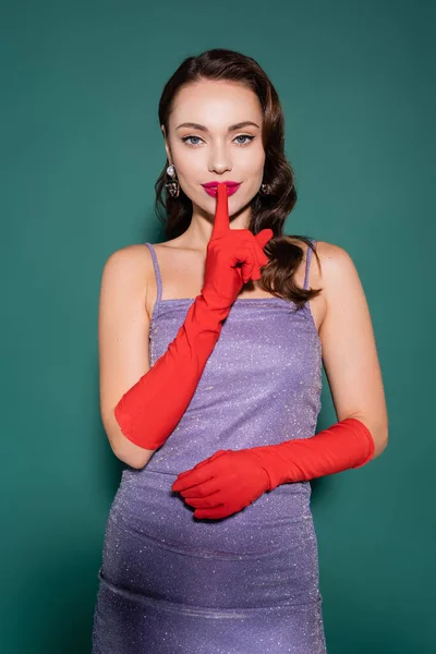 Brunette Jonge Vrouw Rood Handschoenen Paars Jurk Tonen Hush Teken — Stockfoto