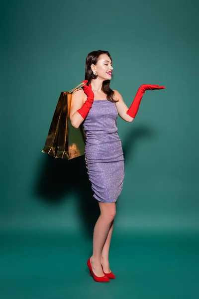 Longitud Completa Mujer Feliz Guantes Rojos Vestido Púrpura Sosteniendo Bolsas — Foto de Stock