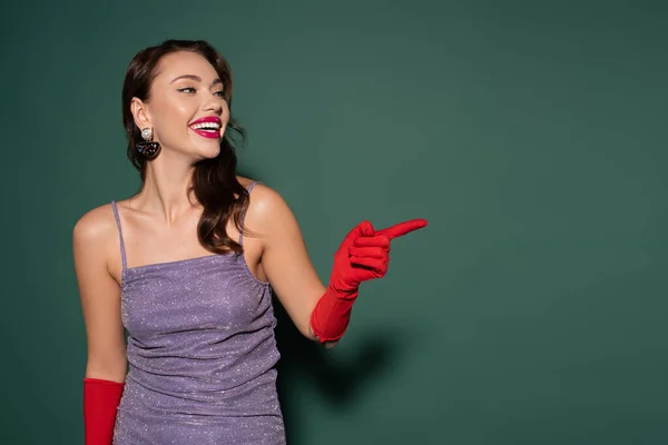 Brunette Young Woman Red Gloves Purple Dress Smiling While Pointing — Stock Photo, Image