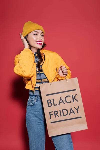 Mujer Joven Feliz Gorro Naranja Sombrero Chaqueta Hinchable Con Bolsa — Foto de Stock