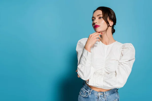 Jeune Femme Rêveuse Chemisier Blanc Regardant Loin Isolé Sur Bleu — Photo