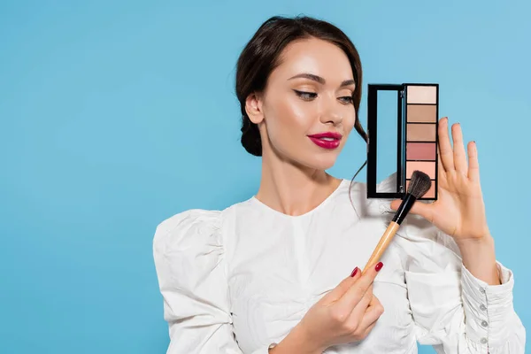 Sorrindo Jovem Mulher Blusa Branca Segurando Escova Cosmética Perto Paleta — Fotografia de Stock