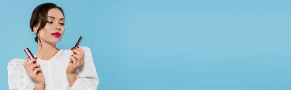 Elbűvölő Fiatal Fehér Blúzban Nézi Rúzs Elszigetelt Kék Banner — Stock Fotó