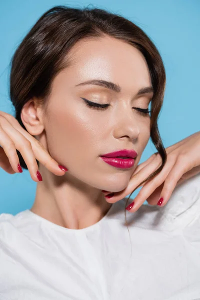 Primer Plano Mujer Joven Bonita Con Maquillaje Ojos Cerrados Aislados — Foto de Stock