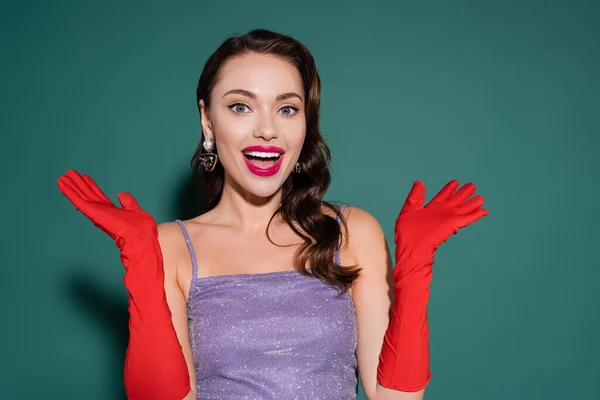 Charmante Opgewonden Vrouw Rode Handschoenen Gebaren Tijdens Viering Groen — Stockfoto