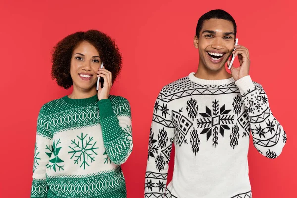Sonriente Pareja Afroamericana Suéteres Cálidos Con Patrón Invierno Hablando Teléfonos — Foto de Stock