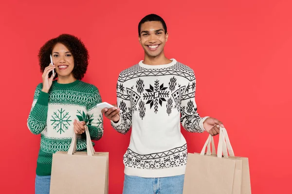 Boldog Afro Amerikai Beszél Mobiltelefon Közelében Barátja Bevásárló Táskák Elszigetelt — Stock Fotó