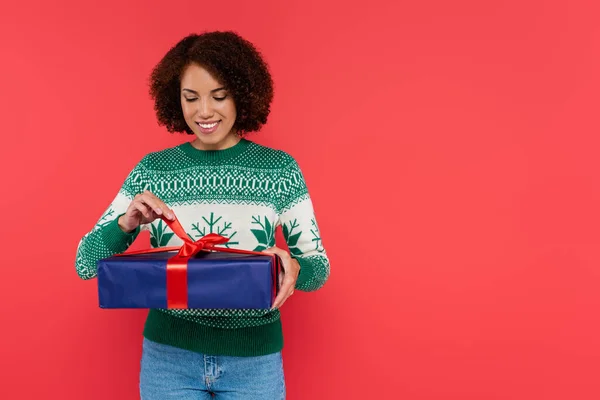 Allegra Donna Afroamericana Apertura Regalo Natale Scatola Regalo Blu Isolato — Foto Stock