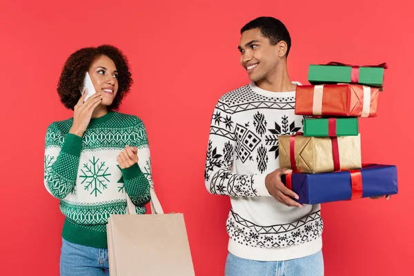 Mujer Afroamericana Con Bolsa Compras Hablando Teléfono Inteligente Cerca Hombre — Foto de Stock