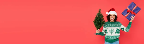 Mujer Afroamericana Emocionada Suéter Sombrero Santa Celebración Presente Árbol Navidad — Foto de Stock