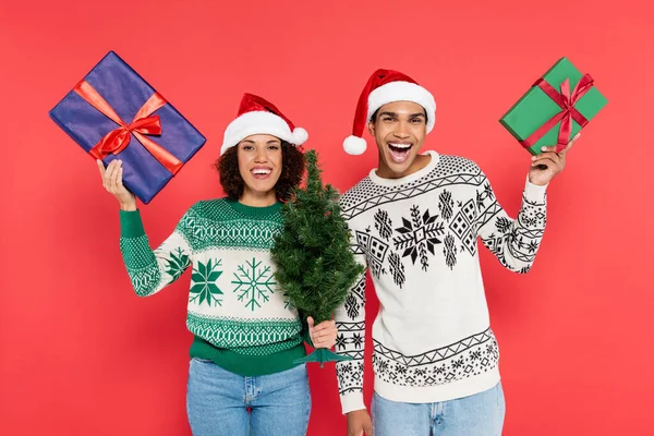 Pareja Afroamericana Excitada Sombreros Santa Suéteres Calientes Que Sostienen Cajas — Foto de Stock