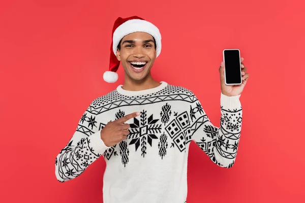 Lachen Afrikaans Amerikaanse Man Santa Hoed Wijzend Naar Mobiele Telefoon — Stockfoto