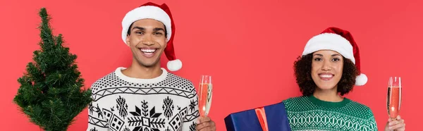 Pareja Afroamericana Joven Sombreros Santa Celebración Copas Champán Con Caja — Foto de Stock