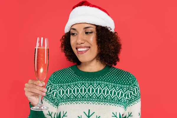 Fröhliche Afrikanisch Amerikanische Frau Weihnachtsmütze Und Pullover Mit Wintermuster Die — Stockfoto