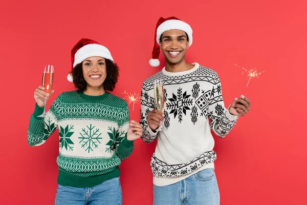 Glada Afrikanska Amerikanska Par Santa Hattar Med Champagneglas Och Tomtebloss — Stockfoto