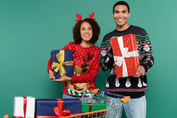 Joyful African American Couple Holding Christmas Presents Shopping Cart Gift — Stock Photo, Image
