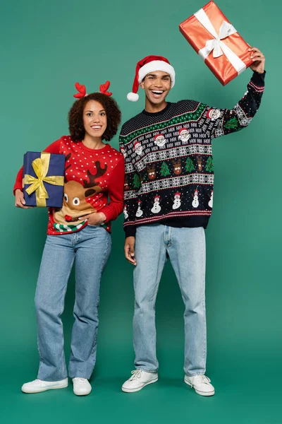 Heyecanlı Afro Amerikan Çift Noel Baba Şapkası Ren Geyiği Boynuzları — Stok fotoğraf