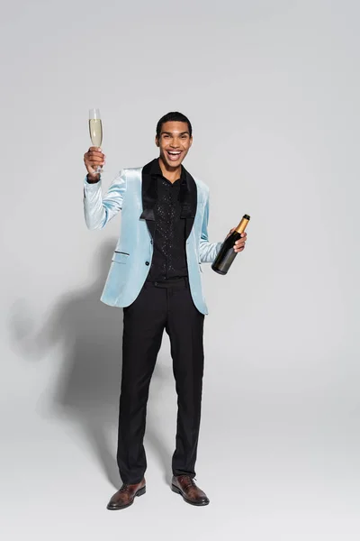 Volle Länge Der Eleganten Afrikanisch Amerikanischen Mann Mit Flasche Und — Stockfoto