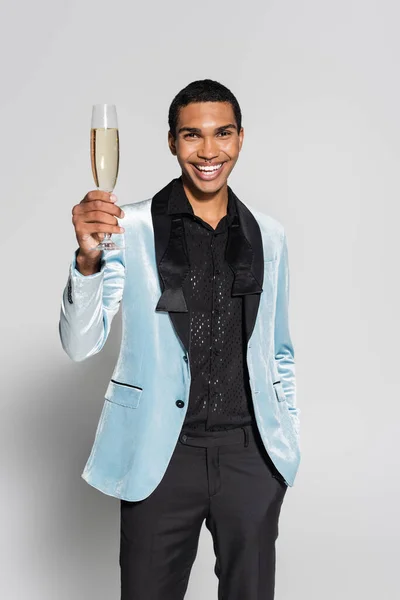 Glücklicher Afrikanisch Amerikanischer Mann Eleganter Festtagskleidung Der Mit Champagner Auf — Stockfoto
