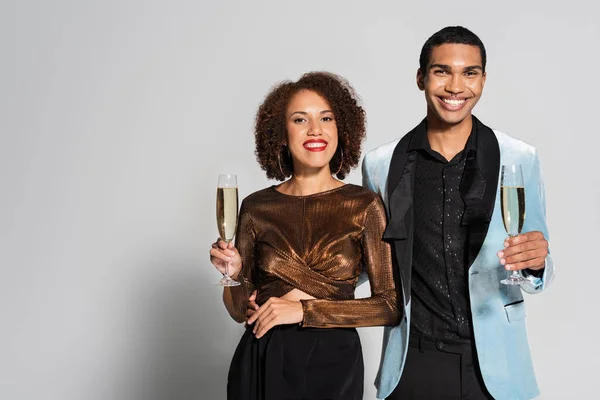 Afrikanisch Amerikanische Frau Glänzender Bluse Und Mann Seidenblazer Mit Champagnergläsern — Stockfoto
