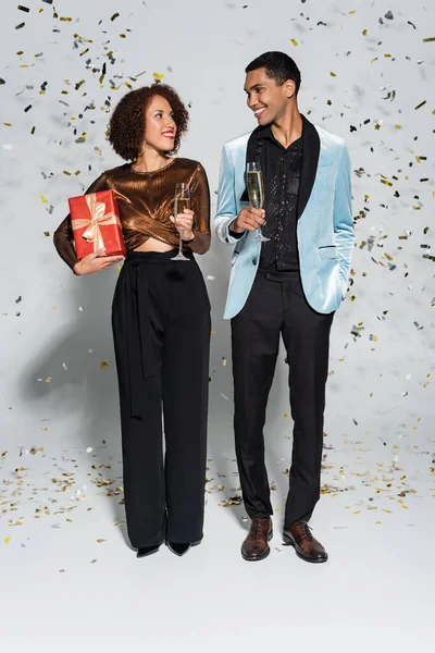 Elegant Afrikaans Amerikaans Paar Met Champagne Geschenkdoos Glimlachend Naar Elkaar — Stockfoto