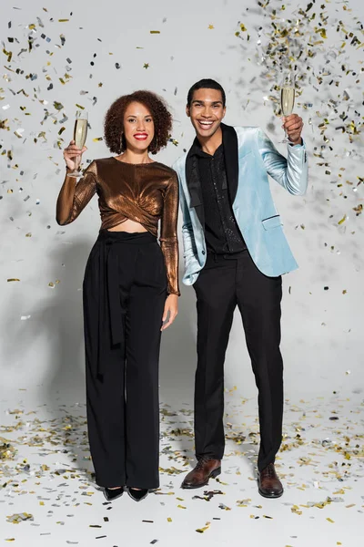 Gelukkig Afrikaans Amerikaans Paar Feestelijke Kleding Houden Champagne Buurt Confetti — Stockfoto