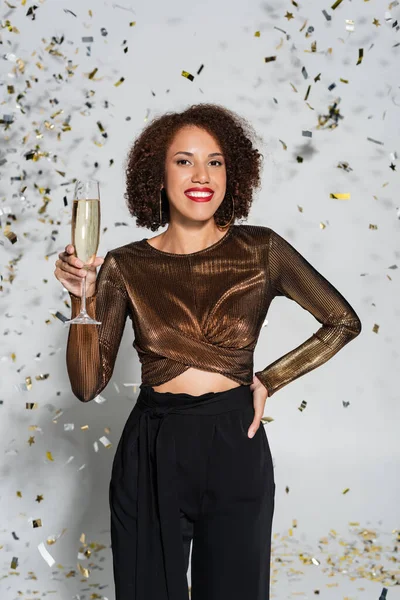 Vreugdevolle Afrikaan Amerikaanse Vrouw Staan Met Hand Heup Champagne Glas — Stockfoto