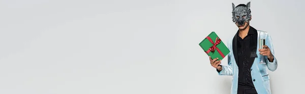 Африканский Американец Волчьей Маске Шелковом Пиджаке Зеленой Подарочной Коробкой Бокалом — стоковое фото
