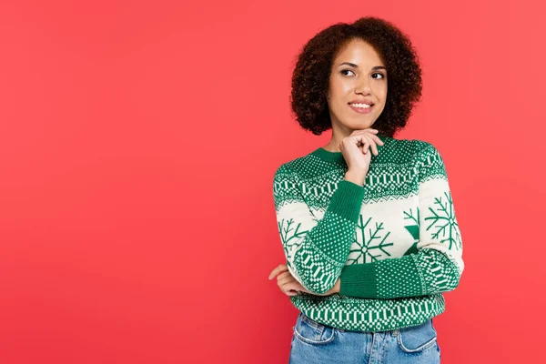 Sonriente Reflexiva Mujer Afroamericana Suéter Caliente Cogido Mano Cerca Barbilla — Foto de Stock