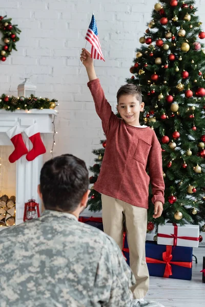 Mosolygós Hazafias Fiú Áll Usa Zászló Közelében Karácsonyfa Apa Álcázva — Stock Fotó