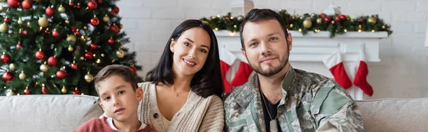 Šťastný Vojenský Muž Manželkou Synem Při Pohledu Kameru Doma Vánočního — Stock fotografie