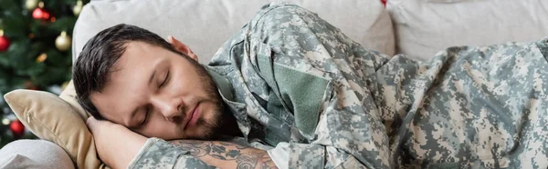 Hombre Sin Afeitar Camuflaje Durmiendo Sofá Casa Pancarta — Foto de Stock