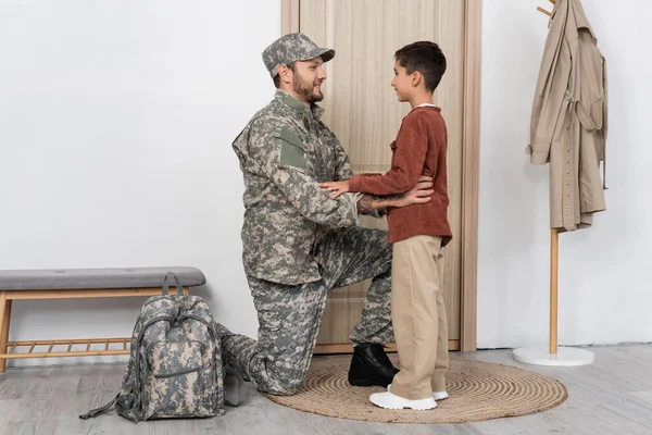 Pai Camuflagem Olhando Para Filho Feliz Encontrá Casa — Fotografia de Stock