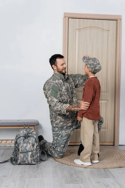 Alegre Hombre Uniforme Militar Mirando Hijo Cerca Puerta Entrada Casa — Foto de Stock