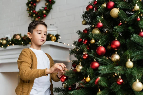 Αγόρι Διακόσμηση Πράσινο Πεύκο Μπάλες Χριστουγέννων Στο Σαλόνι Στο Σπίτι — Φωτογραφία Αρχείου