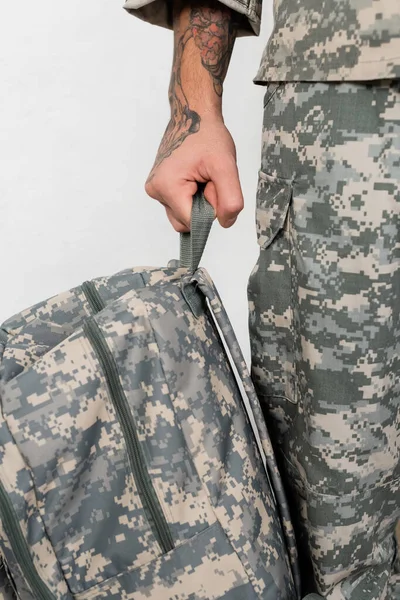 Ausgeschnittene Ansicht Eines Tätowierten Mannes Militäruniform Der Mit Rucksack Steht — Stockfoto