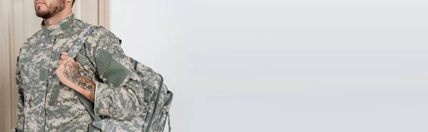 Vue Recadrée Homme Militaire Avec Barbe Tatouage Tenant Sac Dos — Photo