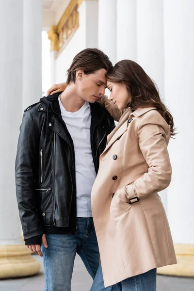 Mooie Jonge Vrouw Met Hand Hand Van Trench Jas Knuffelen — Stockfoto