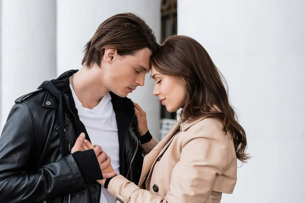 Tevreden Jonge Vrouw Beige Trench Jas Knuffelen Vriendje Stijlvolle Jas — Stockfoto