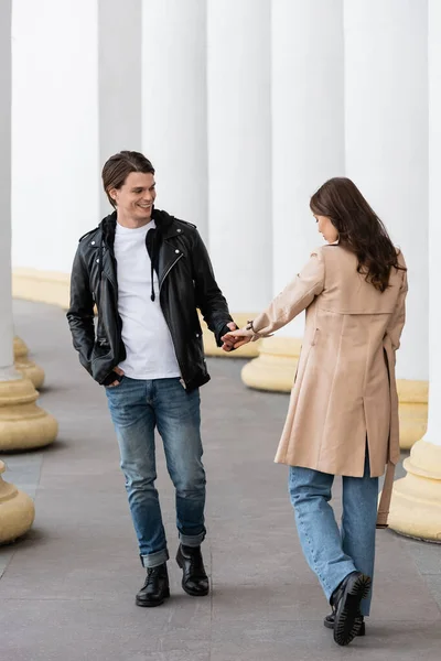 Hombre Feliz Chaqueta Elegante Cogido Mano Con Novia Gabardina Cerca — Foto de Stock