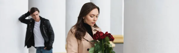 Bonita Mujer Joven Gabardina Beige Mirando Rosas Rojas Cerca Novio —  Fotos de Stock