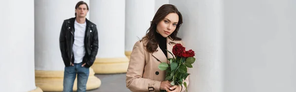 Pretty Woman Beige Trench Coat Holding Red Roses Boyfriend Blurred — Stock Photo, Image
