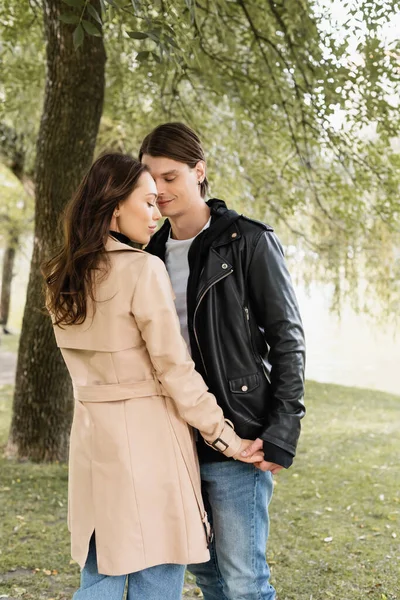 Mooie Jonge Vrouw Trench Jas Vrolijke Man Jas Hand Hand — Stockfoto