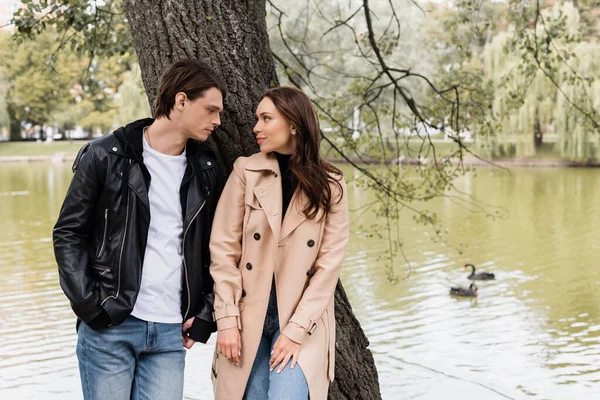 Stijlvolle Man Mooie Vrouw Trench Jas Kijken Elkaar Buurt Van — Stockfoto