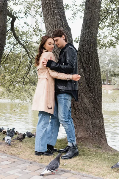 Volledige Lengte Van Stijlvolle Man Mooie Vrouw Trench Jas Knuffelen — Stockfoto