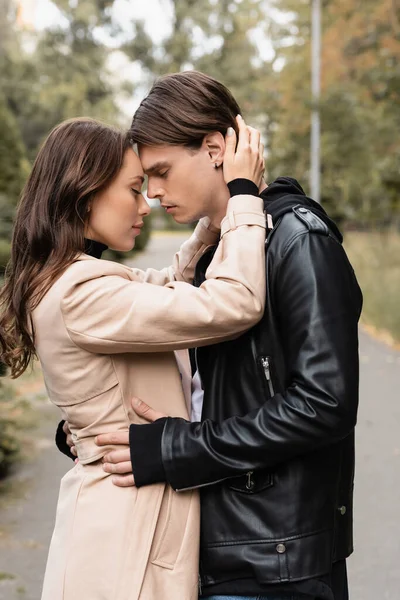 Vista Laterale Della Giovane Donna Trench Beige Che Abbraccia Fidanzato — Foto Stock