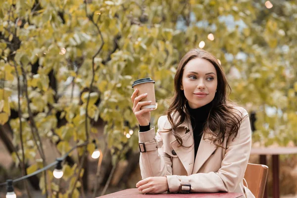 Verträumte Frau Beigen Trenchcoat Mit Pappbecher Und Coffee Herbstlichen Park — Stockfoto